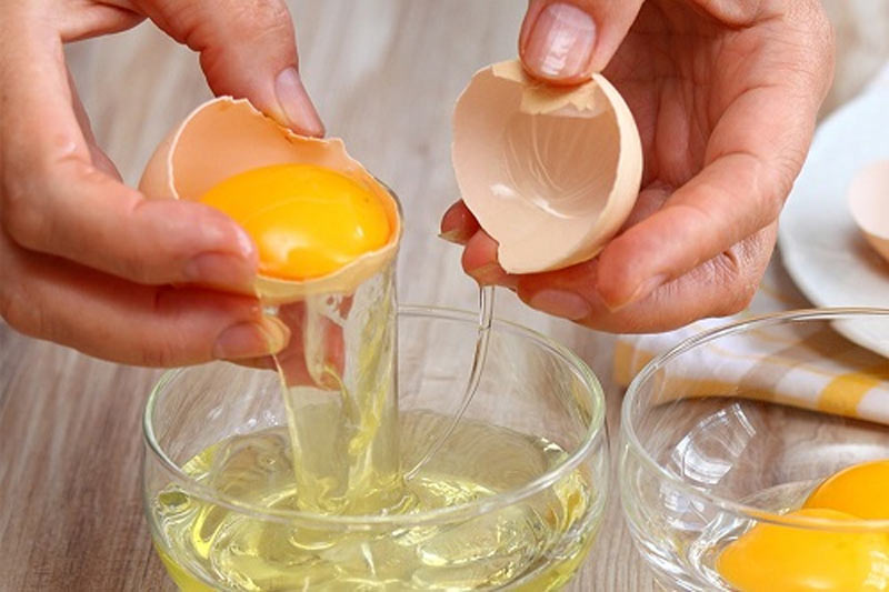 sử dụng lòng trắng trứng trị rạn da bắp chân hiệu quả
