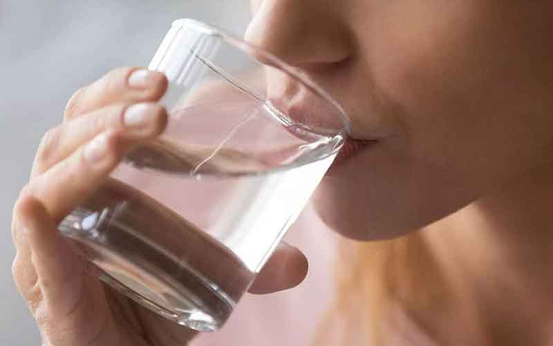 Uống ít nhất 2 lít nước mỗi ngày sẽ giúp cho da được phục hồi, cải thiện nếp nhăn.