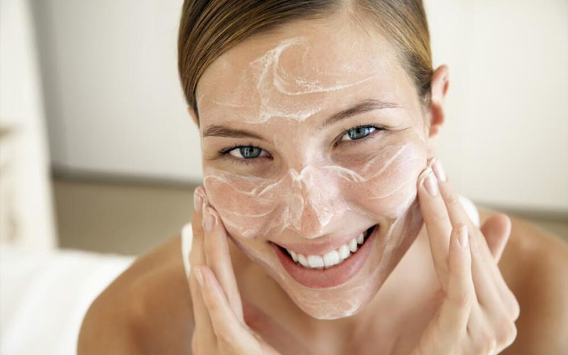 Sử dụng những loại sữa rửa mặt dịu nhẹ sẽ an toàn cho da, không làm da kích ứng.