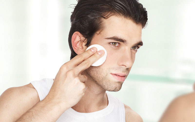 tẩy trang là bước đơn giản và cơ bản trong các bước chăm sóc da mặt nam